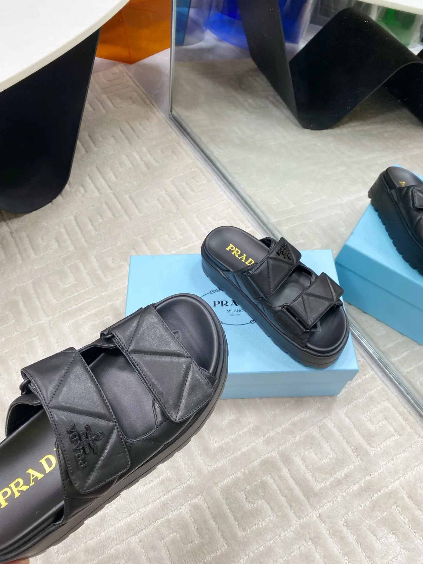 👟👟Ex-factory price 580👟👟 Prada Prada 2025 spring and summer new sandals Roman thick-soled Velcro sandals slippers The latest catwalk style, classic upgrades Comfort and fashionability coexist Each color combination looks good, and the design matches different style needs Upper: Original customized cowhide Lining: Original customized sheepskin lining, cowhide Foot pads Outsole: Original open-molded anti-slip outsole Shoe size: 35-40